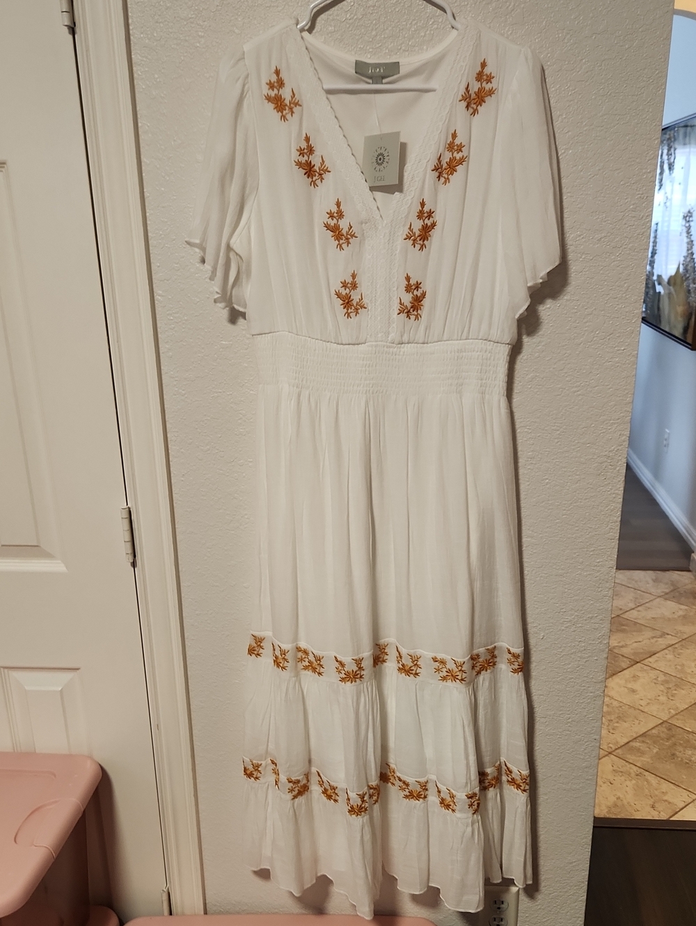 246.FINAL SALE J.Gee White Embroidered V-Neck Maxi Dress - Picture 2 of 6